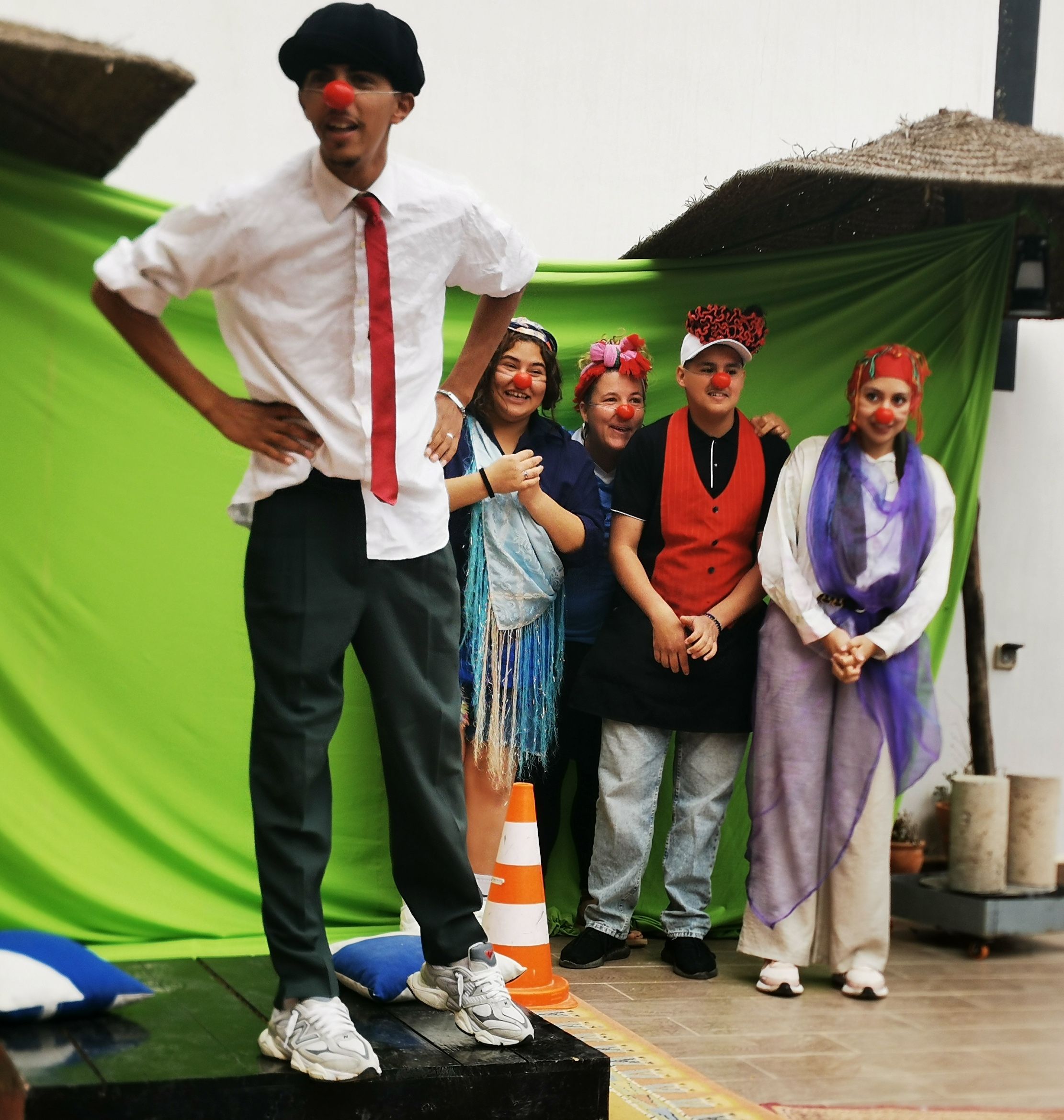 Deux clowns en scène dans le spectacle La véritable histoire d'Aïcha