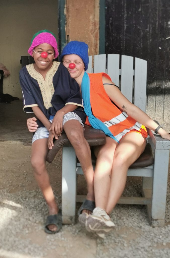 Deux artistes clowns de la Compagnie Tadsa Piste, nez rouge