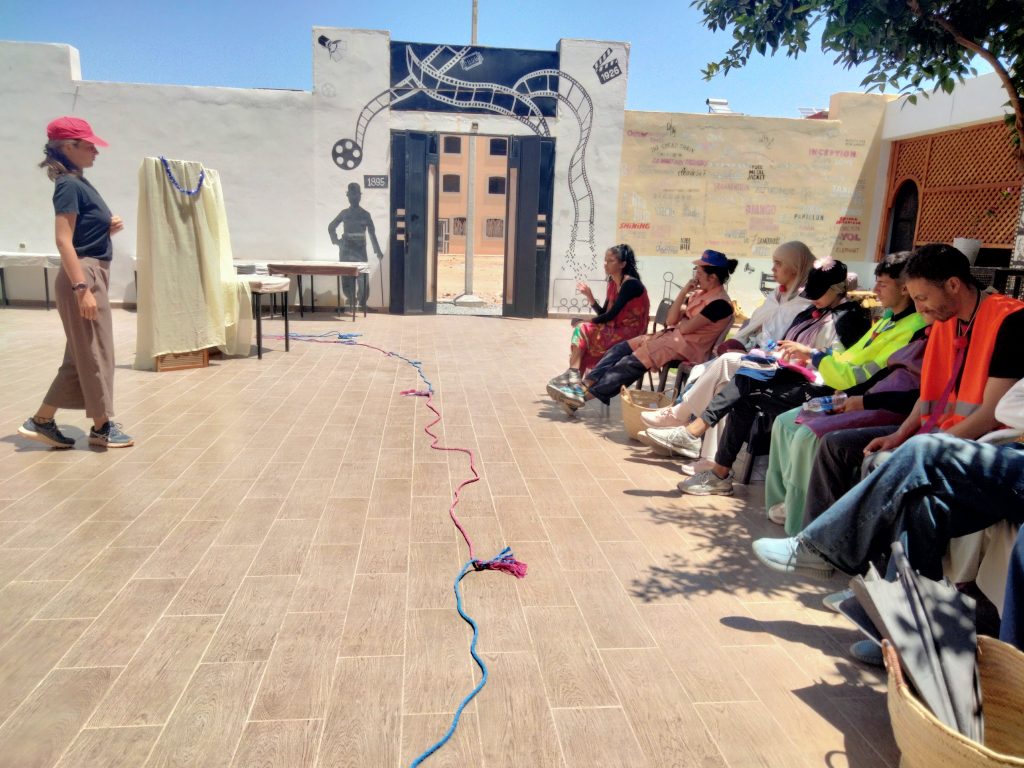 Atelier de la Compagnie Tadsa Piste dans la cour du Complexe Cinématographique de Tiznit