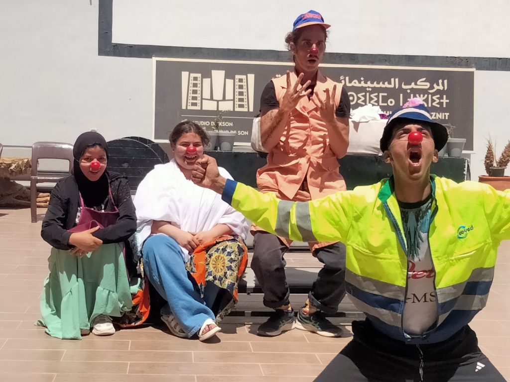 Clowns de la Compagnie Tadsa Piste en représentation devant le Complexe Cinématographique de Tiznit